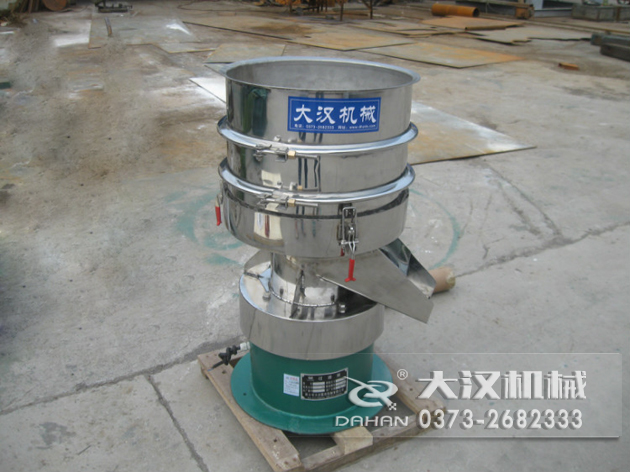 涂料過濾振動篩 涂料過濾振動篩:利用振動電機的振動力帶動物料在篩網上進行篩分,從而利用篩網孔徑的大小不同,完成涂料的分級,除雜等篩分目的。