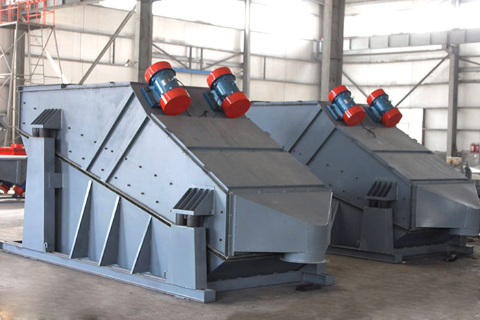 ZSG礦用振動篩采用雙電機振動，電機位置安裝在頂部，便于更好的傳遞振動力。